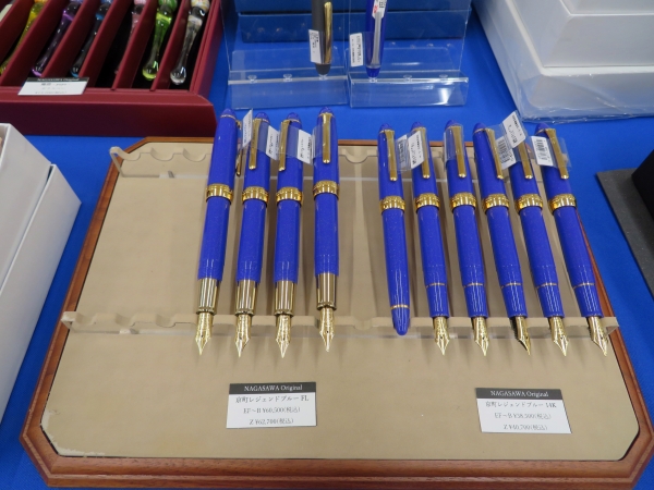 「京町レジェンドブルー」何気ない毎日の日常に寄りそう1本になって欲しい、そんな愛情（affection）を込めた万年筆です。ナガサワ文具センター