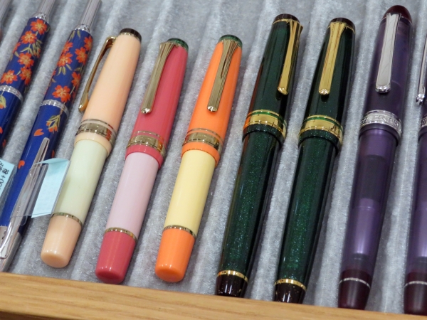 静岡市と焼津市に６店舗を構える文具専門店の文具館コバヤシ。静岡の特産物ガモチーフのオリジナル万年筆「銀木犀」「静岡苺」「静岡蜜柑」「静岡茶」「鉄仙」