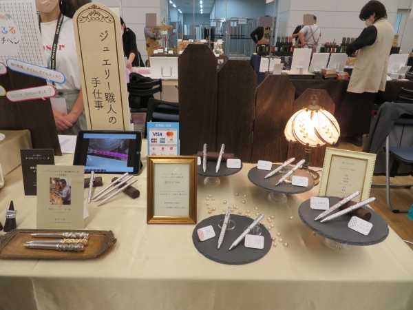 ペンショー初出展！1990年創業のジュエリーメーカー「Tiara Diamond Shop」。代表は宝飾業界で55年の経験。昨年からダイヤモンドで金属を切削する「ティアラカット」を活かした筆記具の企画・製造・販売を行っています
