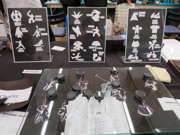 odd(通常と異なる)商品を提案したい。伊葉のコンセプトです。伊葉ルーペ　ルーペでアートを表現。透明レンズにシルエットで形を作る造形美を追求。こだわったのは、人物の動き、なめらかさ