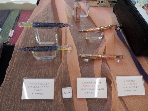BUNGUBOXは静岡県浜松市で創業し、今年3月に神保町に移転オープン。最新作のオリジナル万年筆【竹取物語-かぐや姫-】と、ガラスペン【十五夜の月】