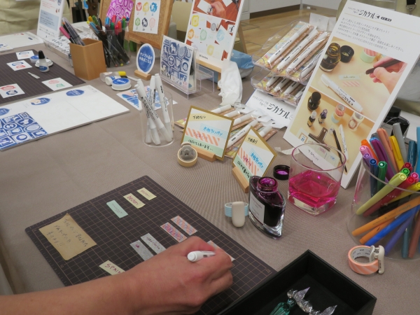 初出展シヤチハタの「マスキングテープ用下地ペン　ジカケル」は、塗って。乾かして。水性インキをはじかず書けちゃう！