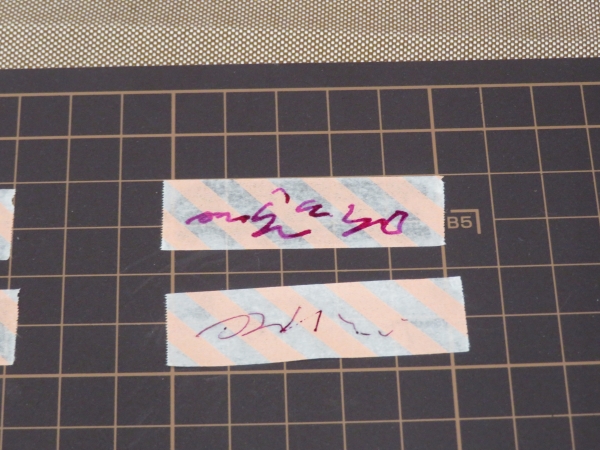 シヤチハタの「マスキングテープ用下地ペン　ジカケル」は、無色透明なので、テープのデザインを損ねません。お好みの水性ペン、万年筆、ガラスペンで筆記・描画を楽しめます