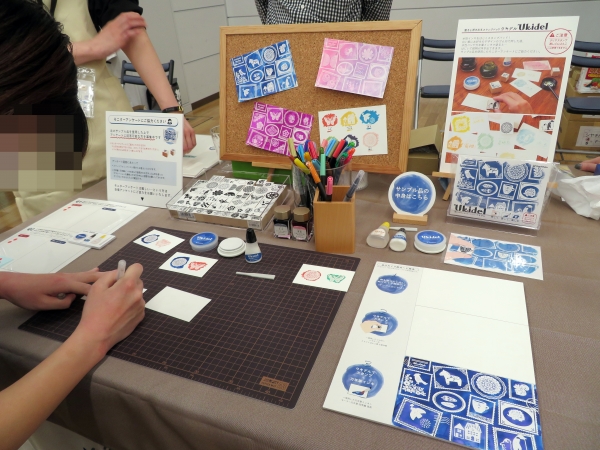 シヤチハタの「塗ると浮き出るスタンプパッド　UKIDEL（ウキデル）」は、水性インキをはじくスタンプパッド！白い紙にお好みのデザインのゴム印で押して、水性ペンや万年筆インキで塗ると、はじいて絵柄が浮き出てきます