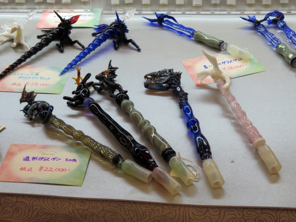 「ユニコーンの角のガラスペン」ペン置きですが細かく美しい造形のユニコーンの置物に　FLAME-WORKS