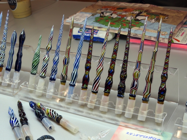 ガラス制作歴30年を越えた硝子造形士穂坂英樹が運営するFLAME-WORKS。繊細でリアルな飾りの付いたガラスペン以外にも色の構成やデザインでステンドグラスを模したガラスペン