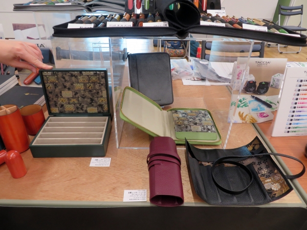 高級筆記具ブランド「TACCIA」から華やかな金襴が堪能できる 金襴・レザーシリーズ「ロールペンケース」「ラウンドジッパーペンケース」「コレクションボックス」ナカバヤシ