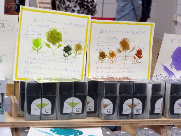 1883年創業の長崎の老舗文具店・石丸文行堂。バーでカクテルを楽しむように、気分に合わせて色を選ぶことができる「カラーバーインク」シリーズ新色「ギムレット」「ホット・バタード・ラム」