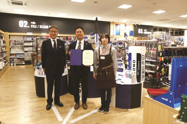 【写真右から】2023/11/06 撮影 四 国 ト ラ ス テ ッ ク ㈱ 文 具 生 活  パルティ・フジ衣山店様 丹場 茜様、 四国トラステック㈱ 代表取締役社 長 鴨 田 尚 樹 様 、 ㈱ ト ン ボ 鉛 筆 代表取締役社長 小川晃弘
