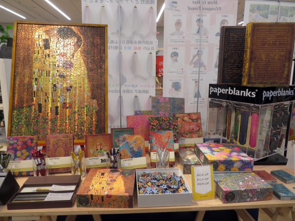 紀寺商事が扱う「Ｐａｐｅｒｂｌａｎｋｓ」は、人々の創造力を喚起し、表現活動を支え、特別な瞬間を称える製品を生み出す。創造力を掻き立てる各種のノート＆ダイアリー、その他のツールが揃う