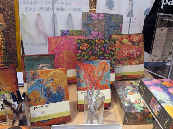 ダイアリー「2024幸せの鳥」は、自宅に幸せの鳥を吊るしておくと、健康と幸運をもたらしてくれるという言い伝えがモチーフ