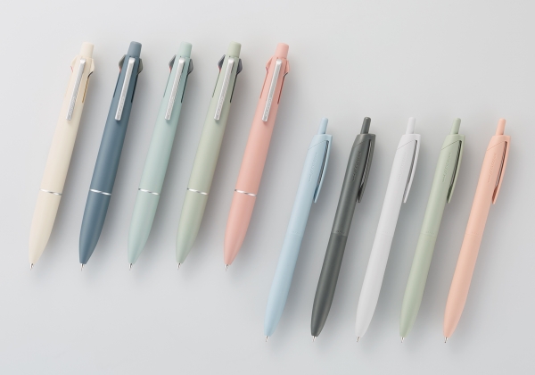 左から『JETSTREAM 多機能ペン4＆1（Lite touch ink搭載）』メローホワイト、スチールブルー、ミストブルー、グラスグリーン、コーラルピンク  『JETSTREAM シングル（Lite touch ink搭載）』ライトブルー、オフブラック、シェルホワイト、セージ、コーラル