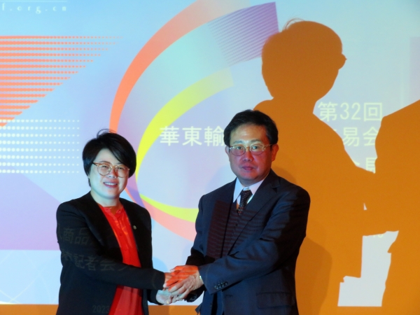 左）上海華交会展経営服務有限公司 総経理助理・李暁氏、芳賀信享社長