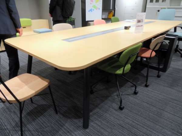 フリーアドレスタイプテーブル「ラフィーノ　Tタイプ」　ソローワークから打ち合わせまで多目的に使うことができるテーブルタイプ。天板と脚部に丸みを持たせたやわらかいデザインで、カジュアルなオープン空間にもマッチ