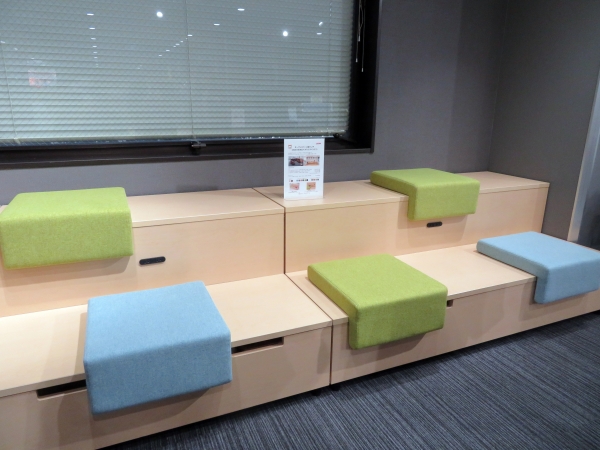 オープンスペース型ベンチ「ボックスベンチ」　大人数でのプレゼンテーションやセミナー、リフレッシュ空間を演出