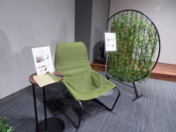 ラウンジ用チェアー「ランティス」　ワーカーをゆったりと包み、心地よく沈み込むキャンチレバー構造で優雅にくつろげるラウンジ用チェアー。　サークルフレームパーティション「CP-G」ほどよい抜け感で圧迫感なく空間を仕切りつつ、オフィスにグリーンを取り入れられるサークル形状のパーティション