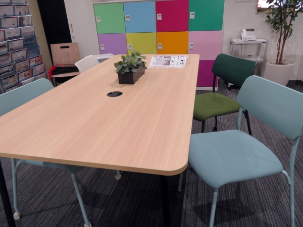 ミーティング用チェアー「ソルテ」　カジュアルなテイストと統一感のあるカラーリングが幅広いシーンにマッチするミーティング用チェアー。座面クッションに使用するウレタンは、端材をリサイクルしたチップモールドウレタンを使用し、環境負荷の低減にも配慮