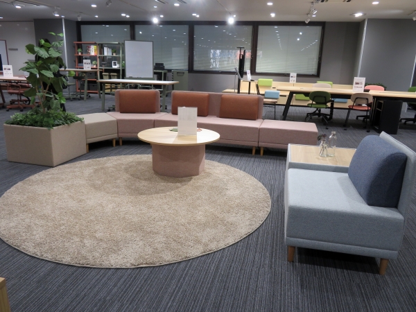 ユニットソファー「アンダンテ」　やわらかな風合いと座り心地で、リラックス感のあるワークシーンをつくるソファーシリーズ。複数のアイテムを組み合わせることで、ゆるやかなラインを描くレイアウトが可能