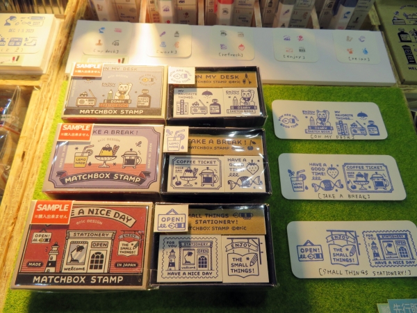 「文具店／喫茶店／ON MY DESK」という3つのテーマで、人気デザイナーericさんが描き下ろしたノスタルジーな雰囲気のお洒落なスタンプ『eric マッチ箱スタンプ』サンビー