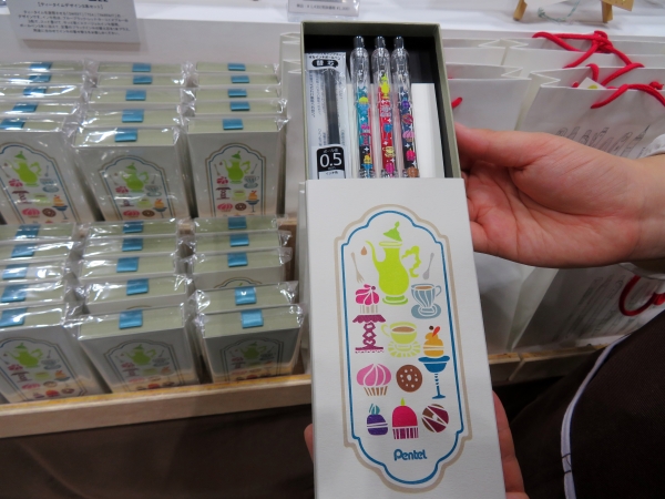 「エナージェル　ティータイムデザイン3本セット」＜文具女子博限定＞ 心ときめく「ティータイム」モチーフデザインのゲルインキボールペン。オリジナルボックス付きの特別仕様　ぺんてる