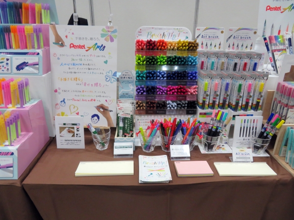 「アートブラッシュ　6色セット」＜イベント限定ノベルティ＞ 購入特典として、自由にデコレーションできる手作りペンケースとふではじめ1本をプレゼント　ぺんてる