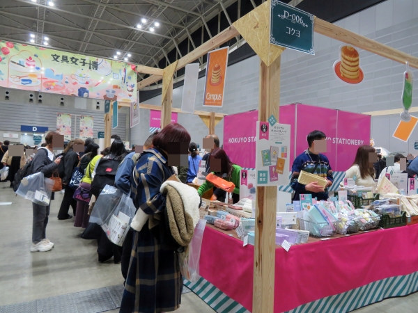 事前にチェックしたお目当ての商品を求め賑わう会場