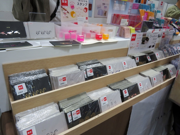 大人気パソコン前に置ける横長ノートisshoni.ノートデスクも同じ限定柄４柄、それぞれグレー・かブラックの１色展開  ダイゴー