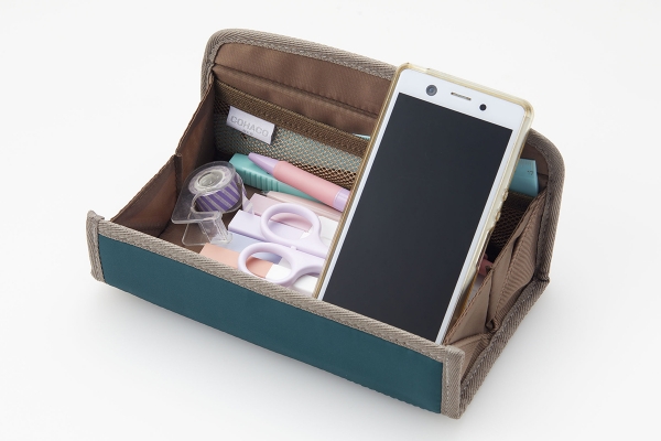 内側には、付箋などを入れられるメッシュポケット付き。スマホ立てにもなります。