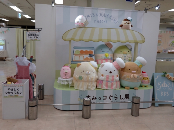 マルシェのなかには、ぬいぐるみをかわいく撮れるぬい撮りスポットや、すみっコたちといっしょにお店屋さんごっこができるフォトスポットも