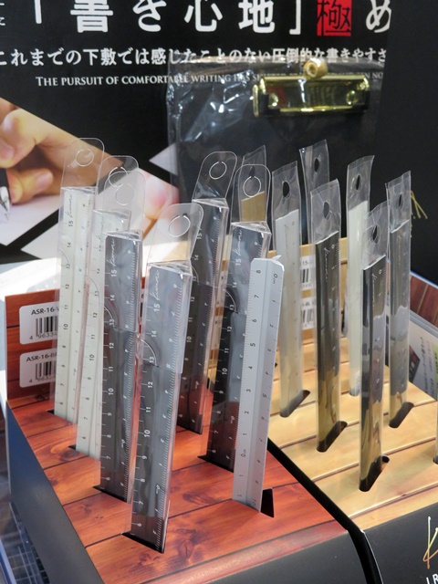 「測る」を極める。まるでサンスケのような「LR オールアルミ3面定規」。左・右利き目盛り・5ｍｍ単位で寸法を取る・センター左右対称・0.5ｍｍまで細かく計測。共栄プラスチック