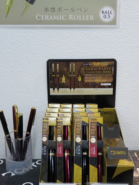 sicセラミックボールを使用し、ノンドライ機構の水性ボールペン「CERAMIC ROLLER」とドイツ製のペン先を使用した万年筆「FOUNTAIN PEN」オート