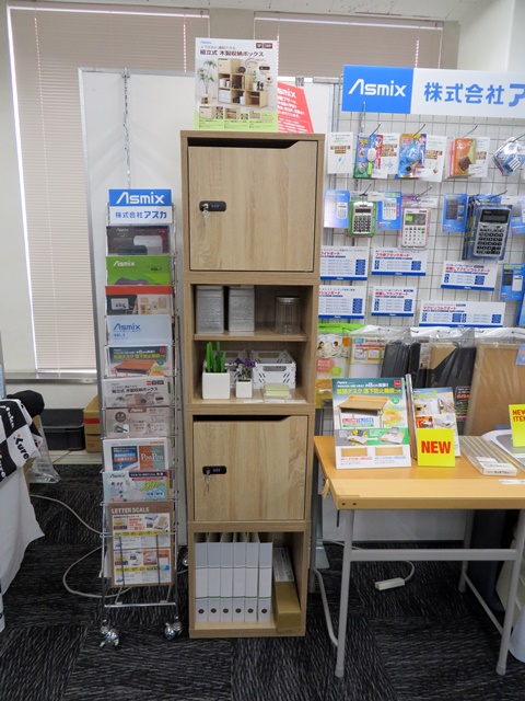 上下左右に連結できる「組立式 木製収納ボックス」。扉を閉じたまま書類を投函できる。扉には3桁のダイヤル錠と非常解錠のシリンダー錠。背面には配線用の穴。アスカ