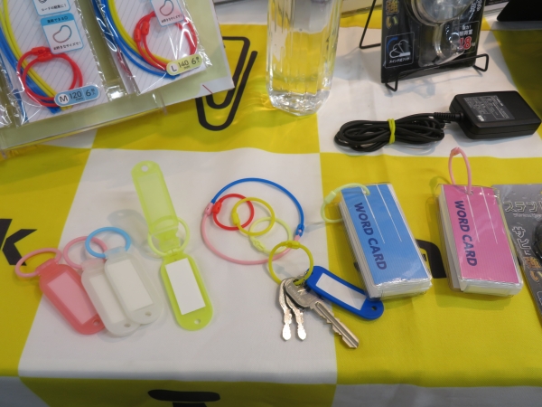 リングがやわらかく伸びて便利「ふんわリング ネームホルダー」。お子様の持ち物に。傘や杖の名札に。サンケーキコム