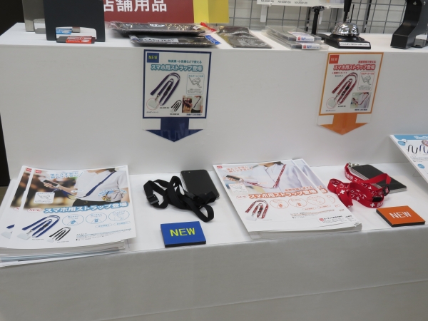 落とさず安心・無くさず安心。作業現場やイベント会場で便利なスマホ用「ストラップ」と「ストラップ医療用スタッフ」オープン工業