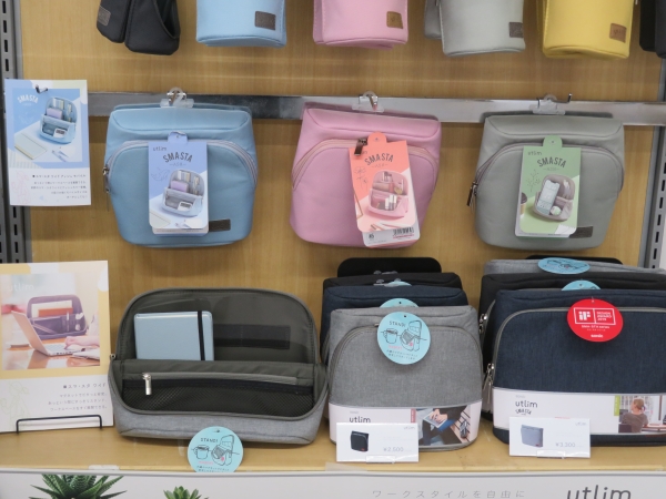 立つバッグインバッグユートリム「スマ・スタ　ワイド　アッシュ　モバイル」