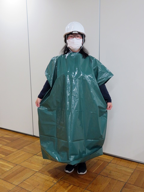 「携帯トイレ」「組立式トレイ」に付く ポンチョ。屋外の使用を考量し、プライバシー保護、防寒・雨具にもなります　香彩堂