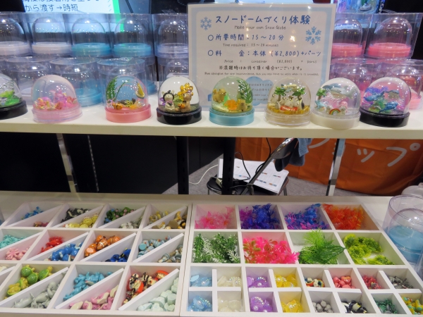 お店でワークショップをと、お考えの方におススメ。スノードームづくり体験は所要時間15～20分。「スノードーム」おみくじ工房