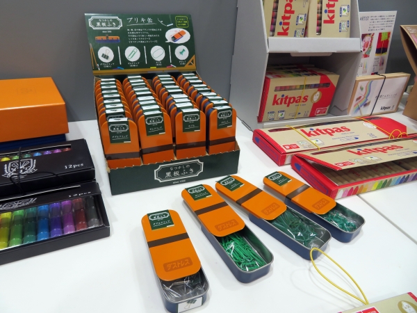 「なつかしの黒板ふきシリーズ ブリキ缶」スライドする小さな黒板ふき型ブリキ缶にデスク周りでの使用頻度の高い文具が入った4種類の展開　日本理化学工業