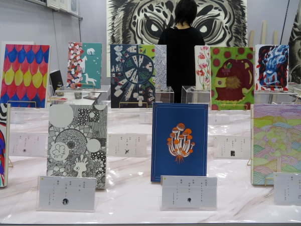 アートプロジェクト「エッグンワークス」。一般公募のアート作品を選定しノート・御朱印帳に。製本には職人による「ドイツ装」で水平開きノートを実現、表紙はさまざまな特殊印刷加工により作品の魅力を引き出す