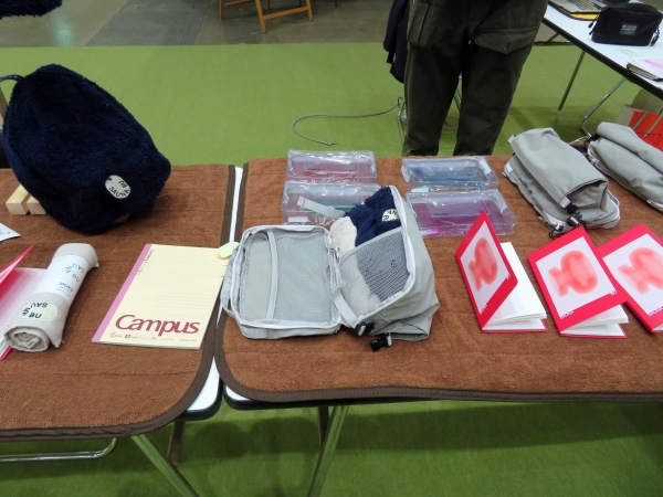 サウナポーチは携帯しやすく、持ち物が入る丁度いいサイズ感。プロダクト詳細：サウナポーチ・測量野帳 (耐水)・鉛筆シャープ・クラシカルポーチ・サウナハット FOCUS・MOKU タオル。コクヨ サウナ部発、新ライフスタイルブランド「SAUNA BU」