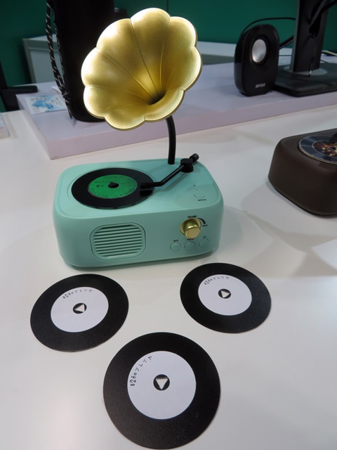 親孝行ギフト！高齢の方でも簡単操作。好きなレコードをかけてアームを動かすだけ、それだけて好きな曲を選んで楽しめます。お気に入りの音楽をUSBを経由して収録可能「昭和プレイヤー」STUDIO3