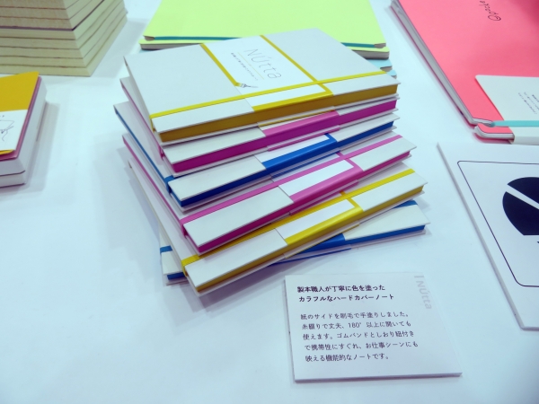 製本職人が丁寧に色を塗ったカラフルナなハードカバーノート「NUtta」。開きの良さや、持ち運びにも便利なゴムバンド付など、使いやすさも考慮　渡邉製本