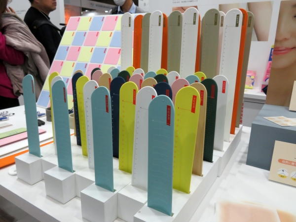 現場最前線で活躍する救助隊員の声をきっかけに誕生した どんな現場でも繰り返し使えるタフネス仕様 のリストバンド型メモ。コスモテック