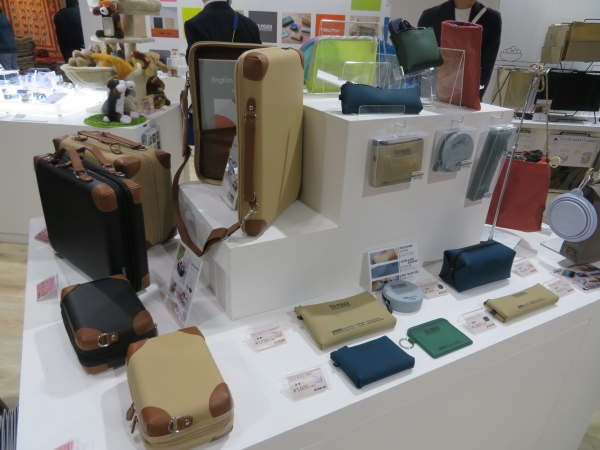 学習用品の収納にぴったりなキャリングケース・ポーチシリーズ「カルシェット」。ケースを開くだけで準備も片付けもすぐに完了！キングジム