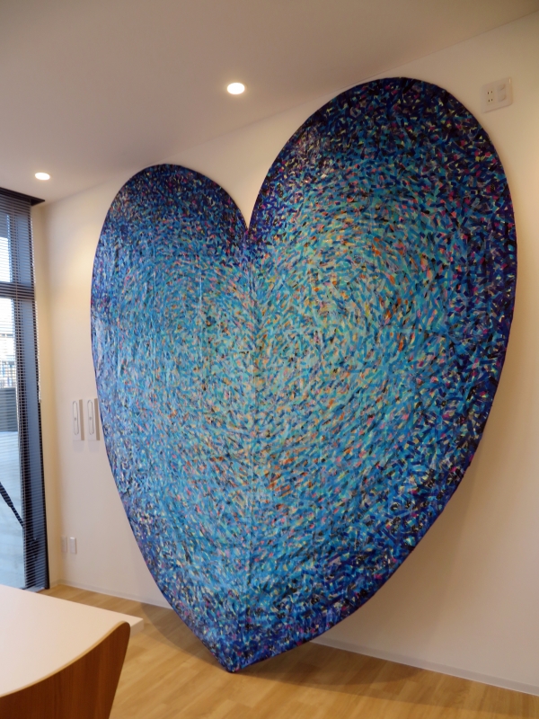 食堂にある巨大なハートのオブジェは、ハートのアーティスト西村公一さんの作品