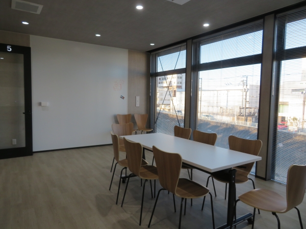 ワークショップでも活用できるよう、ガラス窓を取り入れたスペース