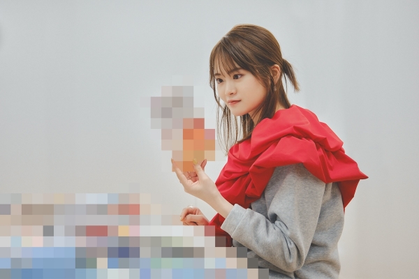 真剣に文房具をチェックする選考委員長。