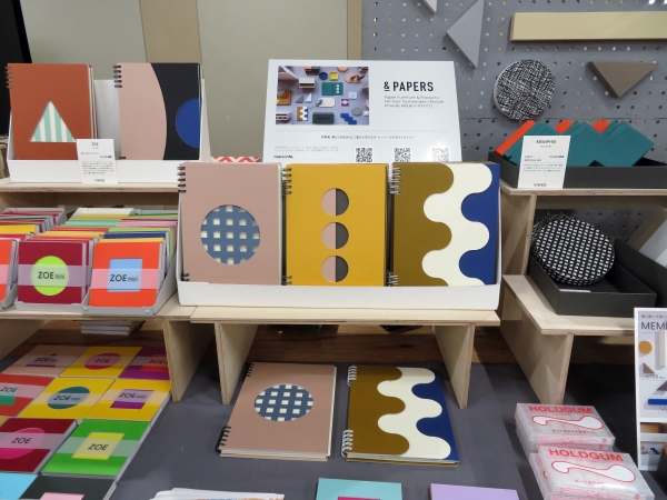 ＆PAPERS（アンドペーパーズ）は、「紙の可能性」を追求しながらプロダクトを制作する京都発のブランド。 「ZOE」A5オリジナルノート。衣服やアクセサリーを身に纏うように、毎日持ち歩きたくなるグラフィカルなノート
