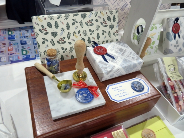 小さくて可愛いものにあふれた世界を丁寧に彫りあげる消しゴムはんこ作家・ericさん。大切なお手紙やラッピングなど、様々なシーンで楽しめる「シーリングワックスセット」