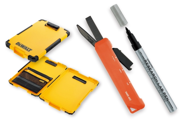 写真は、左から「TSTAKバインダー」（DEWALT）や「2Way携帯ハサミ＜ハコアケ＞オレンジ」「リサーチラボペン」（ともにコクヨ）。